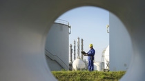 Im Werksteil Friesenheimer Insel des BASF-Verbundstandorts Ludwigshafen stehen 50 Tanks, die die Produktionsanlagen mit Einsatzstoffen versorgen. Auf seinem Kontrollgang im Tanklager hat der BASF-Mitarbeiter Dehset Karinca eine festgelegte Route.
The Friesenheim Island section of BASF’s Verbund site in Ludwigshafen is home to 50 tanks that supply the production facilities with feedstocks. BASF employee Dehset Karinca follows a set route as he carries out an inspection of the tank storage facility. Im Werksteil Friesenheimer Insel des BASF-Verbundstandorts Ludwigshafen stehen 50 Tanks, die die Produktionsanlagen mit Einsatzstoffen versorgen. Auf seinem Kontrollgang im Tanklager hat der BASF-Mitarbeiter Dehset Karinca eine festgelegte Route.
The Friesenheim Island section of BASF’s Verbund site in Ludwigshafen is home to 50 tanks that supply the production facilities with feedstocks. BASF employee Dehset Karinca follows a set route as he carries out an inspection of the tank storage facility.