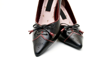 Women's pointy leather shoes with laces 