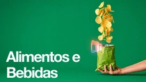 Uma mão segura um saco verde de batatas fritas, com as batatas flutuando acima sobre um fundo verde e um efeito de luz brilhante na abertura do saco. O texto diz: "Alimentos e Bebidas."