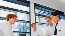 Im neuen Forschungsgebäude B007 rückt die BASF Forschung näher zusammen. Hier arbeiten Wissenschaftler in den Bereichen Materialphysik, Formulierung und Effektstoffe. Zusammen mit Polymerchemikern im Nachbargebäude forschen sie an neuen Lösungen. Die Wege sind kurz, über eine Brücke sind beide Gebäude verbunden. Der schnelle Austausch zwischen den Disziplinen wird darüber hinaus durch offene Kommunikationszonen unterstützt. Dies regt kreative Ideen an und fördert die effiziente Entwicklung wirksamer Lösungen.Sabine Hirth (links), Karsten Seidel (Mitte links) und Bernhard von Vacano (Mitte rechts), alle Mitarbeiter der Materialphysik und Fangfang Chu (rechts), Chemikerin in der Formulierungsforschung, bei dem täglichen Austausch über aktuelle Forschungsthemen und Ergebnisse. Abdruck honorarfrei. Copyright by BASF.In the new research building B007, BASF research moves closer together. Here, scientists from material physics, formulation and specialty chemicals research work door-to-door. They develop new solutions together with polymer chemists in the neighboring building. A bridge, shortening paths, interconnects the two buildings. Furthermore, open communication areas facilitate exchange between the scientific disciplines. This stimulates creative ideas, and benefits the efficient development of effective solutions.Sabine Hirth (left), Karsten Seidel (middle left) and Bernhard von Vacano (middle right), from Material Physics, together with Fangfang Chu (right), chemist at Formulation Research, exchange experience and discuss research findings.Print free of charge. Copyright by BASF.