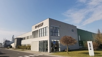 Mit der kürzlichen Erweiterung um den Polyurethan-Produktionsstandort in Malacky, Slowakei, kann die Division ihren Kunden nun zertifizierte Massenbilanzlösungen aus ihren zehn Werken anbieten Mit der kürzlichen Erweiterung um den Polyurethan-Produktionsstandort in Malacky, Slowakei, kann die Division ihren Kunden nun zertifizierte Massenbilanzlösungen aus ihren zehn Werken anbieten