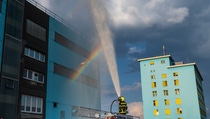 Mit einem Wasserschleier schlägt die BASF-Werkfeuerwehr den Rauch nieder und kühlt die Gebäudehülle. 