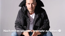 Ein Mann präsentiert eine stylische schwarze Jacke aus recycelten Materialien. Ein Mann präsentiert eine stylische schwarze Jacke aus recycelten Materialien.