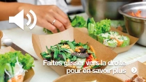 Un gros plan sur différents aliments dans des récipients en papier brun. On voit une main préparer la nourriture. En arrière-plan, on distingue des bols métalliques contenant des ingrédients supplémentaires. Un gros plan sur différents aliments dans des récipients en papier brun. On voit une main préparer la nourriture. En arrière-plan, on distingue des bols métalliques contenant des ingrédients supplémentaires.