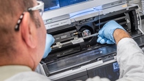 Stefan Lamotte setzt eine Trennsäule in das HPLC-Gerät ein. Stefan Lamotte setzt eine Trennsäule in das HPLC-Gerät ein.