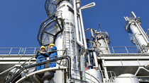 Zwei Arbeiter auf einem Energieturm Zwei Arbeiter auf einem Energieturm