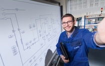 Kooperatives Studium Elektrotechnik BASF – Ingenieur vor Schaltplan