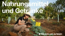 Eine Landwirtin mit Latzhose und Hut hält ein Tablet und untersucht Pflanzen auf einem sonnigen Feld. Der Text auf dem Bild lautet: „Nahrungsmittel und Getränke.“