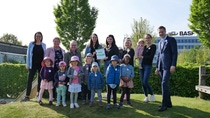 Mitarbeiterinnen der WWU überreichten der Betriebskindertagesstätte "LackiKids" die offizielle Plakette des Netzwerks "Haus der kleinen Forscher". Mitarbeiterinnen der WWU überreichten der Betriebskindertagesstätte "LackiKids" die offizielle Plakette des Netzwerks "Haus der kleinen Forscher".