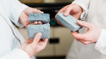 You can see the hands of laboratory staff inspecting the Cavipor clay foam. You can see the hands of laboratory staff inspecting the Cavipor clay foam.