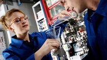 Chemielaborant Peter Löcher und Chemielaborantin Inna Schwabauer befüllen einen Versuchsreaktor mit einem Katalysator. In ablaufgesteuerten Laboranlagen werden kontinuierlich alle Messdaten gesammelt. Das Auswerten der Messdaten gibt Aufschluss über die Leistung von Katalysatoren unter betriebsnahen Reaktionsbedingungen. Chemielaborant Peter Löcher und Chemielaborantin Inna Schwabauer befüllen einen Versuchsreaktor mit einem Katalysator. In ablaufgesteuerten Laboranlagen werden kontinuierlich alle Messdaten gesammelt. Das Auswerten der Messdaten gibt Aufschluss über die Leistung von Katalysatoren unter betriebsnahen Reaktionsbedingungen.