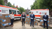 Jens Spahn, Bundesminister für Gesundheit, übergibt die BASF-Spende von 100 Millionen Atemschutzmasken in Berlin an Vertreter des Deutschen Roten Kreuzes. Von links nach rechts: Oberin Doreen Fuhr, Vorstandsvorsitzende der DRK- Schwesternschaft Berlin e.V. ; Christian Reuter, Generalsekretär Deutsches Rotes Kreuz; Jens Spahn, Bundesminister für Gesundheit; Martin Brudermüller, Vorstandsvorsitzender BASF SE. Jens Spahn, Bundesminister für Gesundheit, übergibt die BASF-Spende von 100 Millionen Atemschutzmasken in Berlin an Vertreter des Deutschen Roten Kreuzes. Von links nach rechts: Oberin Doreen Fuhr, Vorstandsvorsitzende der DRK- Schwesternschaft Berlin e.V. ; Christian Reuter, Generalsekretär Deutsches Rotes Kreuz; Jens Spahn, Bundesminister für Gesundheit; Martin Brudermüller, Vorstandsvorsitzender BASF SE.