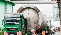 The plate-fall-film evaporator was transported via the BASF site in Ludwigshafen using heavy-haul transport.
Photo: BASF
