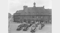 1939 präsentierte die BASF-Werkfeuerwehr ihre Flotte vor der Feuerwache. Credit: BASF Corporate History, Ludwigshafen a. Rh. 1939 präsentierte die BASF-Werkfeuerwehr ihre Flotte vor der Feuerwache. Credit: BASF Corporate History, Ludwigshafen a. Rh.
