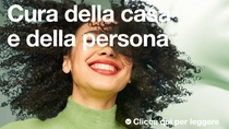 Una donna sorridente con i capelli neri ricci. Il testo sull’immagine recita: “Cura della casa e della persona”. Una donna sorridente con i capelli neri ricci. Il testo sull’immagine recita: “Cura della casa e della persona”.