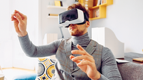 Ein Mann der ein Virtual-Reality-Headset auf hat Ein Mann der ein Virtual-Reality-Headset auf hat