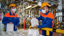 As part of the “Helping Hands” aid campaign, BASF is involved in the fight against the spread of the coronavirus with numerous actions and contributions. For example, BASF is donating hand sanitizer to healthcare facilities in many countries. The photo shows the Sokalan & Uvinul factory in Ludwigshafen, Germany. Since mid-April, around 100 metric tons of hand sanitizer have been produced there per week – in addition to the actual production of UV absorbers as well as additives for different applications such as detergents and cleaning agents and industrial formulations. Sanitizer is not normally part of BASF’s product portfolio. In order to cope with the corona pandemic, plants in Ludwigshafen and other locations were therefore converted in a very short time.