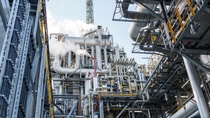 Steamcracker sind die Motoren im Herzen der chemischen Industrie. Gasbetriebene Hochtemperaturöfen sind für die Basischemie unverzichtbar. Allerdings ist der Prozess energieintensiv und emittiert erhebliche Mengen an CO2. Um sowohl beim Klimawandel als auch bei der Energietransformation voranzugehen, haben BASF, SABIC und Linde im April 2024 die weltweit erste Demonstrationsanlage für großtechnisch, elektrisch beheizte Steamcracker-Öfen (eFurnace) eingeweiht. Unser Ziel in diesem Projekt: Durch die Nutzung von Strom aus erneuerbaren Quellen die CO2-Emissionen eines der energieintensivsten Produktionsprozesse in der chemischen Industrie, um mindestens 90 % im Vergleich zu heute eingesetzten Technologien zu reduzieren. In der eFurnace Demonstrationsanlage werden zwei Heizkonzepte parallel getestet: Bei der direkten Beheizung wird elektrischer Strom direkt an die Rohre im Reaktor angelegt; die indirekte Beheizung nutzt die Strahlungswärme von Heizelementen, die um die Rohre angeordnet sind. Der Prototyp ist vollständig in die Steamcracker am BASF-Standort in Ludwigshafen integriert und damit in diesem Maßstab weltweit einmalig. Die BASF-Mitarbeiter Bianca Sowa (links) und Jonas Grill (rechts) bei einem Kontrollgang in der Demonstrationsanlage im BASF-Stammwerk Ludwigshafen (Deutschland). Steamcracker sind die Motoren im Herzen der chemischen Industrie. Gasbetriebene Hochtemperaturöfen sind für die Basischemie unverzichtbar. Allerdings ist der Prozess energieintensiv und emittiert erhebliche Mengen an CO2. Um sowohl beim Klimawandel als auch bei der Energietransformation voranzugehen, haben BASF, SABIC und Linde im April 2024 die weltweit erste Demonstrationsanlage für großtechnisch, elektrisch beheizte Steamcracker-Öfen (eFurnace) eingeweiht. Unser Ziel in diesem Projekt: Durch die Nutzung von Strom aus erneuerbaren Quellen die CO2-Emissionen eines der energieintensivsten Produktionsprozesse in der chemischen Industrie, um mindestens 90 % im Vergleich zu heute eingesetzten Technologien zu reduzieren. In der eFurnace Demonstrationsanlage werden zwei Heizkonzepte parallel getestet: Bei der direkten Beheizung wird elektrischer Strom direkt an die Rohre im Reaktor angelegt; die indirekte Beheizung nutzt die Strahlungswärme von Heizelementen, die um die Rohre angeordnet sind. Der Prototyp ist vollständig in die Steamcracker am BASF-Standort in Ludwigshafen integriert und damit in diesem Maßstab weltweit einmalig. Die BASF-Mitarbeiter Bianca Sowa (links) und Jonas Grill (rechts) bei einem Kontrollgang in der Demonstrationsanlage im BASF-Stammwerk Ludwigshafen (Deutschland).