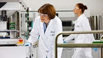Due scienziate in un laboratorio BASF con indosso camici da laboratorio e occhiali protettivi.
