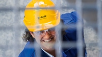 Ingenieurin mit Sicherheitskleidung in der BASF Produktionsanlage Ludwigshafen Ingenieurin mit Sicherheitskleidung in der BASF Produktionsanlage Ludwigshafen