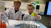 Kinderen doen proefjes in het lab bij BASF Heerenveen tijdens Weekend van de Wetenschap Kinderen doen proefjes in het lab bij BASF Heerenveen tijdens Weekend van de Wetenschap