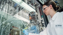 Immer mehr Elektroautos werden jedes Jahr weltweit zugelassen. Gleichzeitig sind die Rohstoffe für ihre Batterien begrenzt und deren Gewinnung ist mit negativen Umweltauswirkungen verbunden. BASF-Forscher am Standort Ludwigshafen arbeiten daher an einem neuen chemischen Verfahren, damit das in der Batterie enthaltene Lithium in hochreiner Form zurückgewonnen werden kann. Dabei werden zudem Abfälle vermieden und der CO2-Fußabdruck gegenüber bisherigen Recyclingverfahren gesenkt. Laborantin Theresa Simon prüft die Kristallisation der Lithiumsalze in einem Laborreaktor. Immer mehr Elektroautos werden jedes Jahr weltweit zugelassen. Gleichzeitig sind die Rohstoffe für ihre Batterien begrenzt und deren Gewinnung ist mit negativen Umweltauswirkungen verbunden. BASF-Forscher am Standort Ludwigshafen arbeiten daher an einem neuen chemischen Verfahren, damit das in der Batterie enthaltene Lithium in hochreiner Form zurückgewonnen werden kann. Dabei werden zudem Abfälle vermieden und der CO2-Fußabdruck gegenüber bisherigen Recyclingverfahren gesenkt. Laborantin Theresa Simon prüft die Kristallisation der Lithiumsalze in einem Laborreaktor.