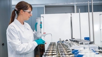 Christina Kern, Chemielaborantin, befüllt Becher mit Testlösungen. Danach wird beschmutztes Gewebe zugegeben
und im Launder-O-Meter, einem Laborgerät zur Durchführung beschleunigter Wasch- oder Färbeversuche,
gewaschen. Dieser Test bewertet die Leistungsfähigkeit der Inhaltsstoffe von Waschmitteln. Zum Beispiel kann
evaluiert werden, wie durch den Einsatz von BASF-Produkten eine geringere Dosierung von Pulver- bzw.
Flüssigwaschmitteln erreicht werden kann.
Christina Kern, chemical laboratory technician, fills beakers with test solutions. Afterwards, soiled fabric is added and
washed in a launder-o-meter, a laboratory instrument used for conducting accelerated laundering or dyeing tests. This
test assesses the performance of detergent ingredients. For example, it can be evaluated how a lower dosage of
powder or liquid detergents can be achieved by using BASF products. Christina Kern, Chemielaborantin, befüllt Becher mit Testlösungen. Danach wird beschmutztes Gewebe zugegeben
und im Launder-O-Meter, einem Laborgerät zur Durchführung beschleunigter Wasch- oder Färbeversuche,
gewaschen. Dieser Test bewertet die Leistungsfähigkeit der Inhaltsstoffe von Waschmitteln. Zum Beispiel kann
evaluiert werden, wie durch den Einsatz von BASF-Produkten eine geringere Dosierung von Pulver- bzw.
Flüssigwaschmitteln erreicht werden kann.
Christina Kern, chemical laboratory technician, fills beakers with test solutions. Afterwards, soiled fabric is added and
washed in a launder-o-meter, a laboratory instrument used for conducting accelerated laundering or dyeing tests. This
test assesses the performance of detergent ingredients. For example, it can be evaluated how a lower dosage of
powder or liquid detergents can be achieved by using BASF products.
