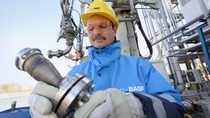 Industriemeister Andreas Nirmaier überprüft ein Adapterstück für Reinigungsarbeiten nach dem Flüssigkeitsumschlag.
Seit 1976 ist der BASF-Landeshafen Nord in Ludwigshafen Umschlagplatz für brennbare Flüssigkeiten wie Naphtha oder Methanol. 2009 haben hier 2423 Tankschiffe angelegt und annähernd 2,5 Millionen Tonnen Güter umgeschlagen.                    Abdruck honorarfrei. Copyright by BASF.

Foreman Andreas Nirmaier checks an adapter piece for cleaning work after the liquids have been handled. 
BASFs inland port of Ludwigshafen North has been a transshipment terminal for flammable liquids such as methanol and naphtha since 1976. In 2009, 2,423 tankers docked here and close to 2.5 million metric tons of goods were handled.
Print free of charge. Copyright by BASF.,Industriemeister Andreas Nirmaier überprüft ein Adapterstück für Reinigungsarbeiten nach dem Flüssigkeitsumschlag.
Seit 1976 ist der BASF-Landeshafen Nord in Ludwigshafen Umschlagplatz für brennbare Flüssigkeiten wie Naphtha oder Methanol. 2009 haben hier 2423 Tankschiffe angelegt und annähernd 2,5 Millionen Tonnen Güter umgeschlagen.                    Abdruck honorarfrei. Copyright by BASF.

Foreman Andreas Nirmaier checks an adapter piece for cleaning work after the liquids have been handled. 
BASF’s inland port of Ludwigshafen North has been a transshipment terminal for flammable liquids such as methanol and naphtha since 1976. In 2009, 2,423 tankers docked here and close to 2.5 million metric tons of goods were handled.
Print free of charge. Copyright by BASF.