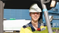 Een collega op de heftruck op het terrein van BASF Heerenveen