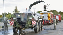 Nach der gemeinsamen Übung werden die Fahrzeuge in der Dekontaminationseinrichtung der ABC-Abwehrkräfte der Bundeswehr gereinigt.
Foto: BASF