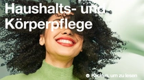 Eine lachende Frau mit schwarzen, lockigen Haaren. Der Text auf dem Bild lautet: „Haushalts- und Körperpflege.“