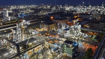 In rund 200 Produktionsanlagen werden am Standort Ludwigshafen viele Produkte für Kunden aus fast allen Branchen hergestellt. In rund 200 Produktionsanlagen werden am Standort Ludwigshafen viele Produkte für Kunden aus fast allen Branchen hergestellt.