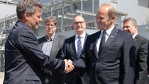 Gemeinsam mit Kunden, Politikern und Partnern feierte BASF heute (29. Juni 2023) die Eröffnung von Europas erstem gemeinsamen Zentrum für Batteriematerialproduktion und Batterierecycling in Schwarzheide. Die Einweihung einer hochmodernen Produktionsanlage für hochleistungsfähige Kathodenmaterialien und die Enthüllungszeremonie für eine Batterierecycling-Anlage zur Herstellung von Schwarzer Masse sind wichtige Schritte zur Schließung des Kreislaufs der europäischen Batteriewertschöpfungskette von der Sammlung gebrauchter Batterien über die Rückgewinnung mineralischer Rohstoffe bis hin zu deren Einsatz in der Produktion neuer Batteriematerialien.
v.l.n.r. Dr. Robert Habeck, Bundesminister für Wirtschaft und Klimaschutz, Dr. Martin Brudermüller, Vorsitzender des Vorstands der BASF SE Gemeinsam mit Kunden, Politikern und Partnern feierte BASF heute (29. Juni 2023) die Eröffnung von Europas erstem gemeinsamen Zentrum für Batteriematerialproduktion und Batterierecycling in Schwarzheide. Die Einweihung einer hochmodernen Produktionsanlage für hochleistungsfähige Kathodenmaterialien und die Enthüllungszeremonie für eine Batterierecycling-Anlage zur Herstellung von Schwarzer Masse sind wichtige Schritte zur Schließung des Kreislaufs der europäischen Batteriewertschöpfungskette von der Sammlung gebrauchter Batterien über die Rückgewinnung mineralischer Rohstoffe bis hin zu deren Einsatz in der Produktion neuer Batteriematerialien.
v.l.n.r. Dr. Robert Habeck, Bundesminister für Wirtschaft und Klimaschutz, Dr. Martin Brudermüller, Vorsitzender des Vorstands der BASF SE