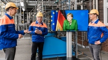 Bundeskanzlerin Dr. Angela Merkel hat heute das BASF-Stammwerk in Ludwigshafen besucht. Aufgrund der Corona bedingten Vorsichtsmaßnahmen fand der Besuch der Bundeskanzlerin virtuell per Videoschaltkonferenz statt. Zusammen mit Experten aus der Forschung und Entwicklung informierte BASF-Vorstandsvorsitzender Dr. Martin Brudermüller die Bundeskanzlerin über die Fortschritte bei einer Testanlage zur Methanpyrolyse für die klimafreundliche Herstellung von Wasserstoff. Bundeskanzlerin Dr. Angela Merkel hat heute das BASF-Stammwerk in Ludwigshafen besucht. Aufgrund der Corona bedingten Vorsichtsmaßnahmen fand der Besuch der Bundeskanzlerin virtuell per Videoschaltkonferenz statt. Zusammen mit Experten aus der Forschung und Entwicklung informierte BASF-Vorstandsvorsitzender Dr. Martin Brudermüller die Bundeskanzlerin über die Fortschritte bei einer Testanlage zur Methanpyrolyse für die klimafreundliche Herstellung von Wasserstoff.