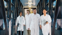 In 2015, around 10,000 employees were working in Research and Development worldwide. In the new research building B007, in Ludwigshafen scientists from material physics, formulation and specialty chemicals research work together with polymer chemists in the neighboring building. A bridge interconnects the two buildings, shortening paths. Van Tay Nguyen (left), Bernhard von Vacano (mid left), Sebastian Müller (mid right), from Material Physics, together with Fangfang Chu (right), chemist at Formulation Research, on their way across the bridge. In 2015, around 10,000 employees were working in Research and Development worldwide. In the new research building B007, in Ludwigshafen scientists from material physics, formulation and specialty chemicals research work together with polymer chemists in the neighboring building. A bridge interconnects the two buildings, shortening paths. Van Tay Nguyen (left), Bernhard von Vacano (mid left), Sebastian Müller (mid right), from Material Physics, together with Fangfang Chu (right), chemist at Formulation Research, on their way across the bridge.