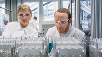 Biologielaborantin Annika Böhm und Chemielaborant Matthias Graul bestücken einen Hochdurchsatz-Roboter der
BASF, um die einzelnen Inhaltsstoffe für Waschmittel zu testen.
Biology laboratory technician Annika Böhm and chemical laboratory technician Matthias Graul are equipping BASF’s
high-throughput robot to test individual detergent ingredients. Biologielaborantin Annika Böhm und Chemielaborant Matthias Graul bestücken einen Hochdurchsatz-Roboter der
BASF, um die einzelnen Inhaltsstoffe für Waschmittel zu testen.
Biology laboratory technician Annika Böhm and chemical laboratory technician Matthias Graul are equipping BASF’s
high-throughput robot to test individual detergent ingredients.