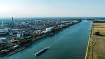 Das Herz der BASF-Gruppe ist die BASF SE mit ihrem Stammwerk in Ludwigshafen am Rhein. Mit etwa 250 Produktionsbetrieben, vielen hundert Laboren, Technika, Werkstätten und Büros auf einer Fläche von rund zehn Quadratkilometern, ist es der größte zusammenhängende Chemiekomplex der Welt.Das Stammwerk der BASF ist auch die Wiege des Verbundkonzepts: Produktionsanlagen, Energieflüsse und Logistik werden intelligent miteinander vernetzt, um Ressourcen so effizient wie möglich zu nutzen. Das Herz der BASF-Gruppe ist die BASF SE mit ihrem Stammwerk in Ludwigshafen am Rhein. Mit etwa 250 Produktionsbetrieben, vielen hundert Laboren, Technika, Werkstätten und Büros auf einer Fläche von rund zehn Quadratkilometern, ist es der größte zusammenhängende Chemiekomplex der Welt.Das Stammwerk der BASF ist auch die Wiege des Verbundkonzepts: Produktionsanlagen, Energieflüsse und Logistik werden intelligent miteinander vernetzt, um Ressourcen so effizient wie möglich zu nutzen.