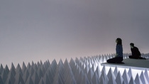 Im renommierten Guggenheim Museum in New York können sich Besucher bis Anfang August eine Installation des Künstlers Doug Wheeler ansehen, die aus dem schallabsorbierenden Spezialschaumstoff Basotect® der BASF besteht.
Das Kunstwerk PSAD Synthetic Desert III (Künstliche Wüste III) verändert den Klang in einem speziell konzipierten Raum mit Hilfe von mehr als 1000 Schaumstoffkörpern in Form von Pyramiden und Keilen, so dass fast alle Umgebungsgeräusche unterdrückt werden.
Foto: Guggenheim Museum, New York
Until August 2, at New York’s iconic Guggenheim Museum, visitors are invited to experience an installation by artist Doug Wheeler that is made of BASF’s sound-absorbing foam Basotect®. The art work PSAD Synthetic Desert III manipulates sound in a specifically conceived chamber by using more than 1000 pyramids and wedges covering the exhibit’s floor, walls and ceiling and thus suppresses all but the lowest levels of ambient sound.
Photo: Guggenheim Museum, New York
Im renommierten Guggenheim Museum in New York können sich Besucher bis Anfang August eine Installation des Künstlers Doug Wheeler ansehen, die aus dem schallabsorbierenden Spezialschaumstoff Basotect® der BASF besteht.
Das Kunstwerk PSAD Synthetic Desert III (Künstliche Wüste III) verändert den Klang in einem speziell konzipierten Raum mit Hilfe von mehr als 1000 Schaumstoffkörpern in Form von Pyramiden und Keilen, so dass fast alle Umgebungsgeräusche unterdrückt werden.
Foto: Guggenheim Museum, New York
Until August 2, at New York’s iconic Guggenheim Museum, visitors are invited to experience an installation by artist Doug Wheeler that is made of BASF’s sound-absorbing foam Basotect®. The art work PSAD Synthetic Desert III manipulates sound in a specifically conceived chamber by using more than 1000 pyramids and wedges covering the exhibit’s floor, walls and ceiling and thus suppresses all but the lowest levels of ambient sound.
Photo: Guggenheim Museum, New York