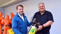 Dr. Daniel Frambach, Leiter der BASF-Ambulanzen, übergibt ein neues Dekontaminationsgerät an Prof. Dr. Dr. Michael Kreinest, Leiter Stabsstelle Katastrophenmedizin in der BG Klinik Ludwigshafen. Dr. Daniel Frambach, Leiter der BASF-Ambulanzen, übergibt ein neues Dekontaminationsgerät an Prof. Dr. Dr. Michael Kreinest, Leiter Stabsstelle Katastrophenmedizin in der BG Klinik Ludwigshafen.