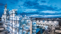 Die neue Acetylen-Anlage  am Verbundstandort Ludwigshafen kann jährlich 90.000 Tonnen der vielseitigen Chemikalie produzieren. Etwa 20 Betriebe am Standort Ludwigshafen nutzen Acetylen als vielseitig einsetzbaren chemischen Baustein und Ausgangsstoff für viele Produkte des täglichen Lebens. Die Einbindung der Anlage in das Verbundkonzept der BASF bietet die Vorteile einer effizienten Ressourcennutzung, exzellenter Produktionssynergien und kurzer Lieferwege.
The new acetylene plant at the Ludwigshafen Verbund site has an annual capacity of 90,000 metric tons. Around 20 plants at the Ludwigshafen site use acetylene as a chemical building block and starting material for manufacturing many everyday products, including pharmaceuticals, plastics, solvents, electronic chemicals and highly elastic textile fibers. The integration of the plant into BASF's Verbund system offers advantages such as efficient use of resources, excellent production synergies and short supply routes. 
 Die neue Acetylen-Anlage  am Verbundstandort Ludwigshafen kann jährlich 90.000 Tonnen der vielseitigen Chemikalie produzieren. Etwa 20 Betriebe am Standort Ludwigshafen nutzen Acetylen als vielseitig einsetzbaren chemischen Baustein und Ausgangsstoff für viele Produkte des täglichen Lebens. Die Einbindung der Anlage in das Verbundkonzept der BASF bietet die Vorteile einer effizienten Ressourcennutzung, exzellenter Produktionssynergien und kurzer Lieferwege.
The new acetylene plant at the Ludwigshafen Verbund site has an annual capacity of 90,000 metric tons. Around 20 plants at the Ludwigshafen site use acetylene as a chemical building block and starting material for manufacturing many everyday products, including pharmaceuticals, plastics, solvents, electronic chemicals and highly elastic textile fibers. The integration of the plant into BASF's Verbund system offers advantages such as efficient use of resources, excellent production synergies and short supply routes.