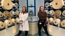 Collega Mareille in het applicatielab bij BASF Heerenveen Collega Mareille in het applicatielab bij BASF Heerenveen
