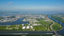 Antwerpen, im Norden von Belgien, ist der zweitgrößte Produktionsstandort der BASF. Der Verbundstandort steht in direkter Verbindung mit der Nordsee, dem Antwerpener Hafen und dem europäischen Hinterland.  BASF Antwerpen ist ca. sechs Quadratkilometer groß und zählt 50 Produktionsanlagen, verteilt über 15 integrierte Wertschöpfungsketten. 