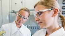 Biologielaborantin Annika Böhm und Chemielaborantin Anni Knab beurteilen eine Waschmittelformulierung auf
Homogenität und Stabilität.
Biology laboratory technician Annika Böhm and chemical laboratory technician Anni Knab rate a detergent formula for
homogeneity and stability. Biologielaborantin Annika Böhm und Chemielaborantin Anni Knab beurteilen eine Waschmittelformulierung auf
Homogenität und Stabilität.
Biology laboratory technician Annika Böhm and chemical laboratory technician Anni Knab rate a detergent formula for
homogeneity and stability.