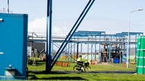 Een collega op de fiets op het terrein van BASF Heerenveen Een collega op de fiets op het terrein van BASF Heerenveen