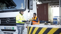 1 Mitarbeiter kontrolliert die Lieferpapiere 1 Mitarbeiter kontrolliert die Lieferpapiere