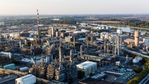 Steam cracker II, the largest individual plant at BASF's Ludwigshafen site, covers a surface area of about 64,000 square meters, which is about the size of 13 soccer fields. The steam cracker is also the heart of BASF's Verbund production strategy. This giant plant has been operating since 1981 and uses steam to crack naphtha at about 850°C [1,562°F]. This process leads primarily to ethylene and propylene, both indispensable feedstocks for manufacturing numerous products in Ludwigshafen.