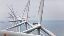 Eine Reihe Windmühlen auf dem Wasser Eine Reihe Windmühlen auf dem Wasser