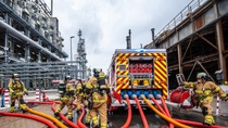 Eine Dichtung versagt, Gas tritt aus und verursacht einen Folgebrand – dieses Szenario stand im Mittelpunkt der 31. Großschadensalarmübung der BASF SE am 25. November. Einsatzort war erstmals die neue Acetylen-Anlage. Eine Dichtung versagt, Gas tritt aus und verursacht einen Folgebrand – dieses Szenario stand im Mittelpunkt der 31. Großschadensalarmübung der BASF SE am 25. November. Einsatzort war erstmals die neue Acetylen-Anlage.