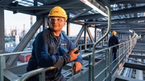 Die neue Acetylen-Anlage, die die fast 60-jährige alte Anlage am Verbundstandort Ludwigshafen ersetzt, kann jährlich 90.000 Tonnen der vielseitigen Chemikalie produzieren. Etwa 20 Betriebe am Standort Ludwigshafen nutzen Acetylen als vielseitig einsetzbaren chemischen Baustein und Ausgangsstoff für viele Produkte des täglichen Lebens. BASF-Kunden produzieren daraus Arzneimittel, Kunststoffe, Lösemittel, Elektrochemikalien sowie hochelastische Textilfasern zum Beispiel für die Automobil-, Pharma-, Bau-, Konsumgüter- und Textilindustrie. Die Einbindung der Anlage in das Verbundkonzept der BASF bietet die Vorteile einer effizienten Ressourcennutzung, exzellenter Produktionssynergien und kurzer Lieferwege. Damit baut die BASF die Wettbewerbsfähigkeit des Standorts Ludwigshafen langfristig weiter aus. Anlagenfahrer Hürriyet Kart (links) übermittelt der Messwarte Informationen von den Kontrollpunkten der Acetylen-Anlage. Die neue Acetylen-Anlage, die die fast 60-jährige alte Anlage am Verbundstandort Ludwigshafen ersetzt, kann jährlich 90.000 Tonnen der vielseitigen Chemikalie produzieren. Etwa 20 Betriebe am Standort Ludwigshafen nutzen Acetylen als vielseitig einsetzbaren chemischen Baustein und Ausgangsstoff für viele Produkte des täglichen Lebens. BASF-Kunden produzieren daraus Arzneimittel, Kunststoffe, Lösemittel, Elektrochemikalien sowie hochelastische Textilfasern zum Beispiel für die Automobil-, Pharma-, Bau-, Konsumgüter- und Textilindustrie. Die Einbindung der Anlage in das Verbundkonzept der BASF bietet die Vorteile einer effizienten Ressourcennutzung, exzellenter Produktionssynergien und kurzer Lieferwege. Damit baut die BASF die Wettbewerbsfähigkeit des Standorts Ludwigshafen langfristig weiter aus. Anlagenfahrer Hürriyet Kart (links) übermittelt der Messwarte Informationen von den Kontrollpunkten der Acetylen-Anlage.