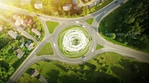 Vista aerea di una rotatoria erbosa con quattro uscite, circondata da alberi e campi verdi: le equazioni scientifiche e gli schizzi che evidenziano il flusso del traffico sono sovrapposti nell’immagine 